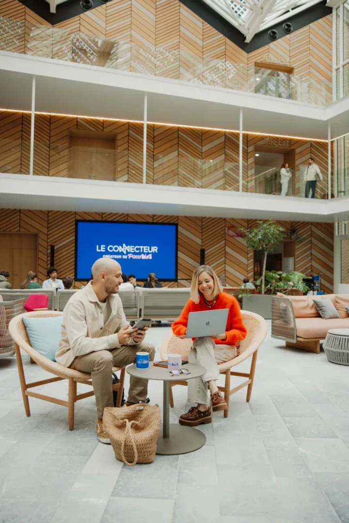 réunion dans l'atrium du Connecteur