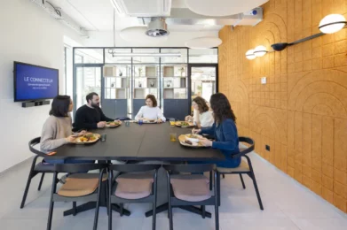 Dejeuner dequipe au connecteur