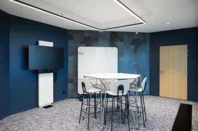 Salle de réunion Kind of Blue avec écrans