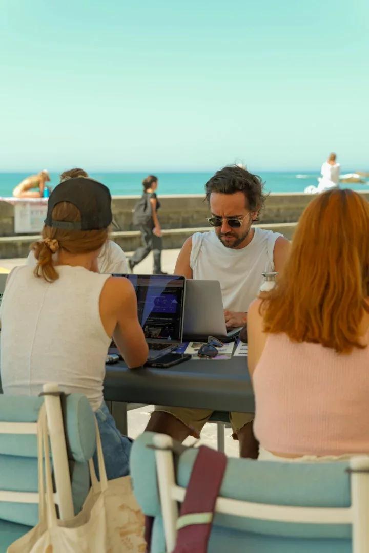 Working Beach Club Édition 1 — participants au travail face à l'océan